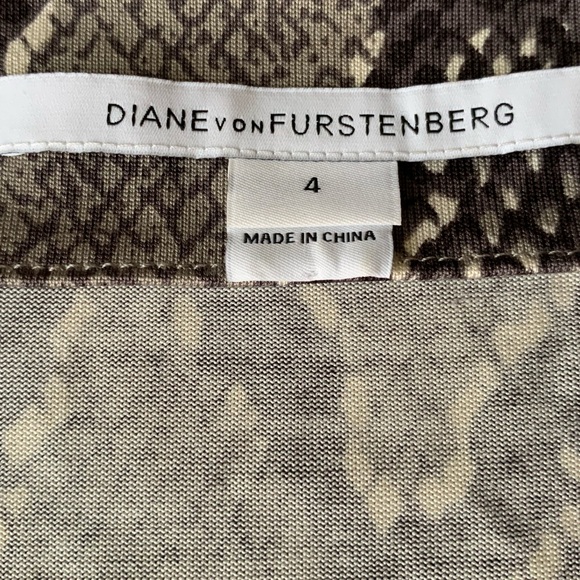Diane Von Furstenberg Silk Jersey Wrap Tie Animal Printed Top Size 4 - Picture 8 of 9
